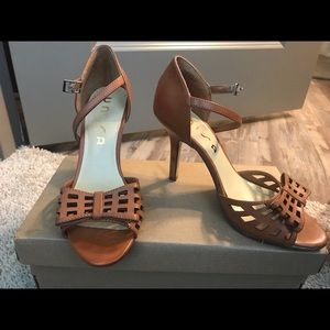 Unisa cognac heels